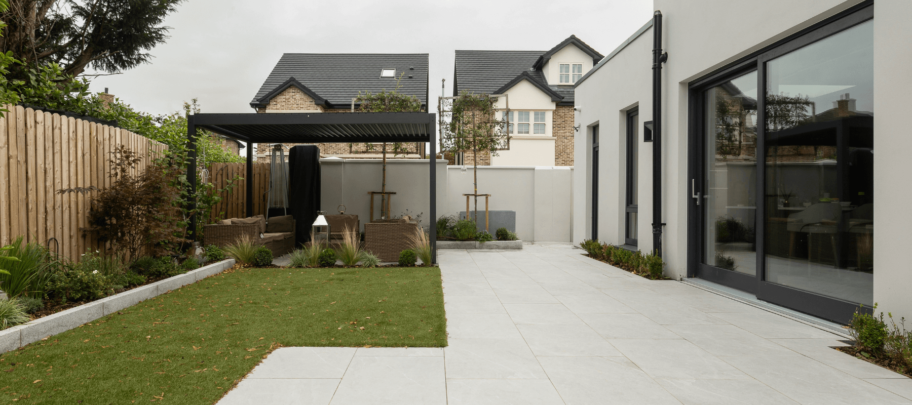 Can a pergola be freestanding? Or does it need to be attached to the house?