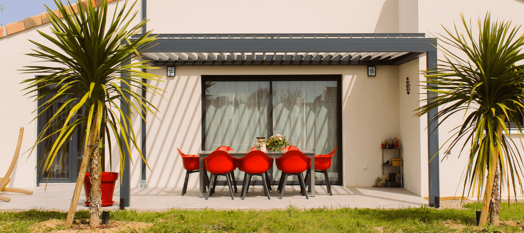 Can a pergola be attached to the house?