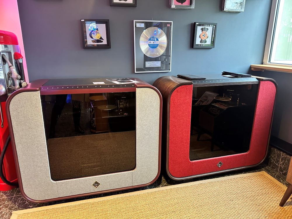 Sound Leisure VLP-20 Vinyl Console White and Red Models