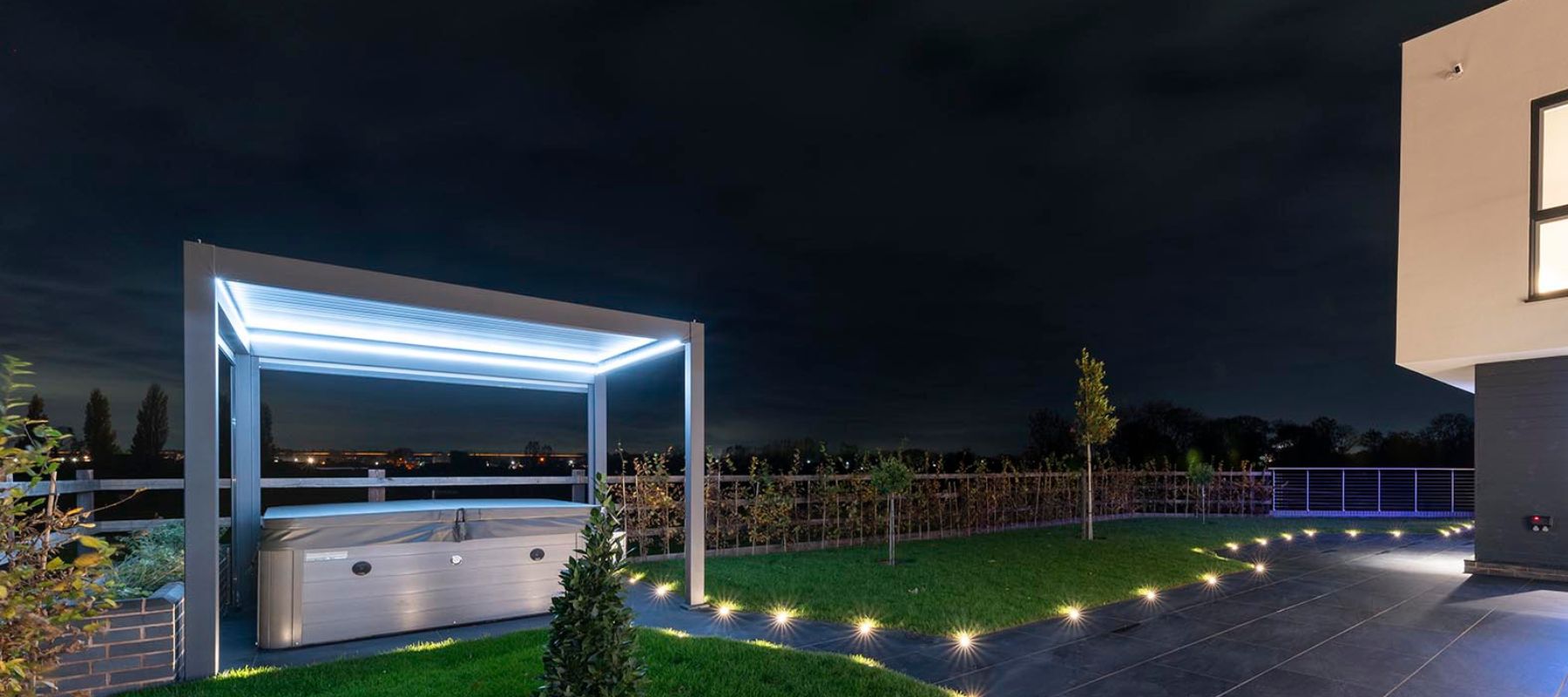 aluminium pergola with lighting