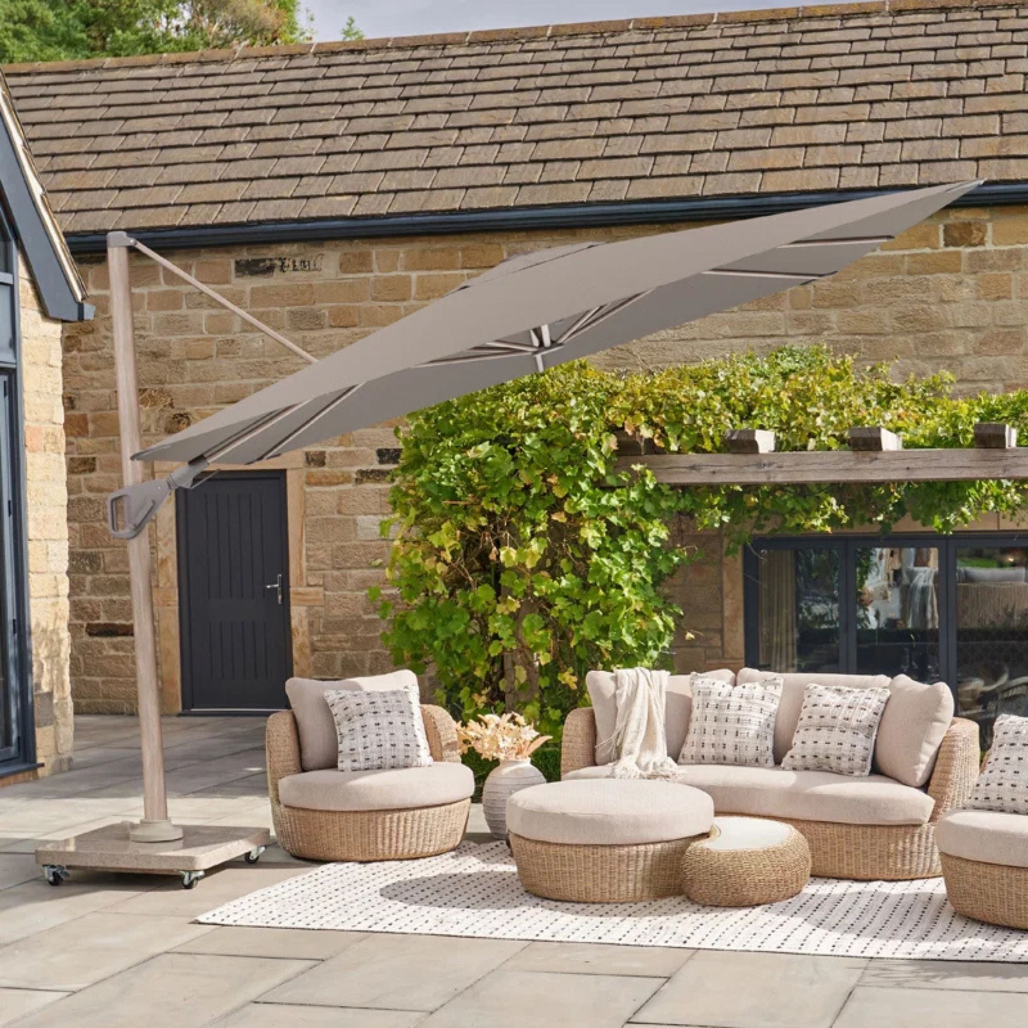 Westminster Cloud Cantilever Parasol 3m*3m: Cantilever Parasol
